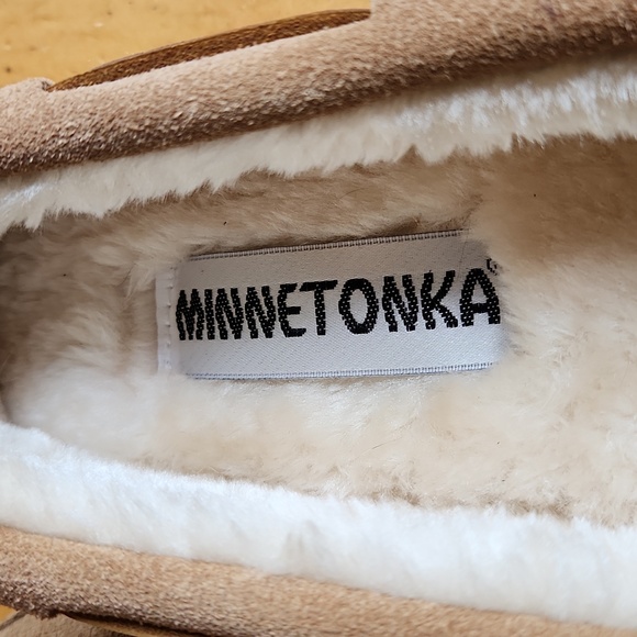 Minnetonka Women’s Faux Fur Lined Slipper Tan Brown Moccasins Suede 4052 Size 7M - Picture 4 of 9